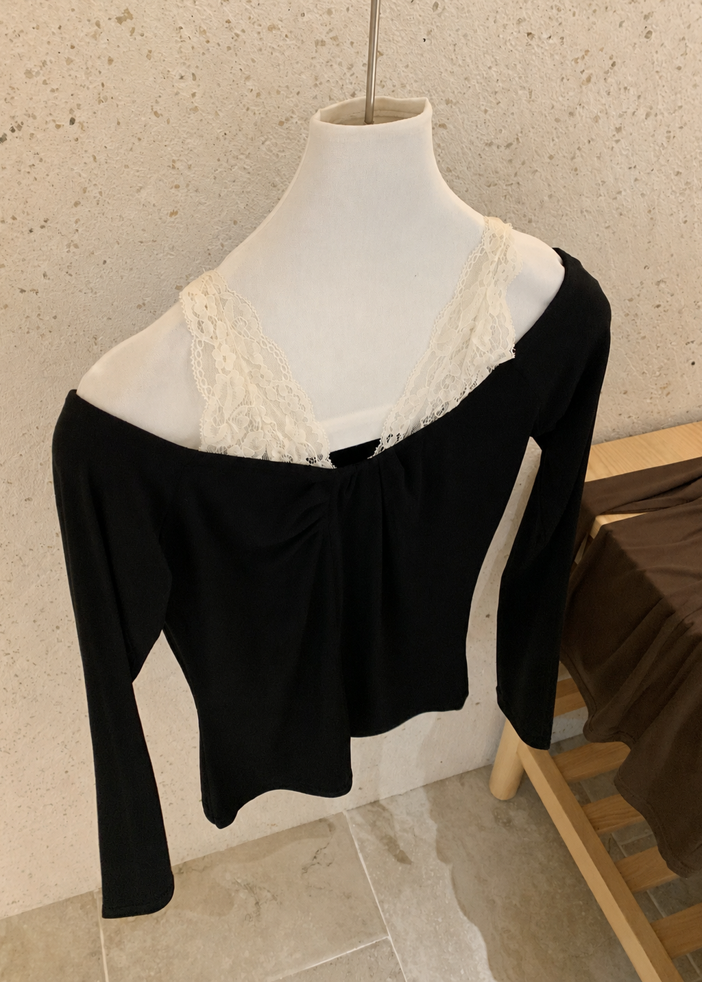 【Pre-Order】Vivia Off-Shoulder Top - Black