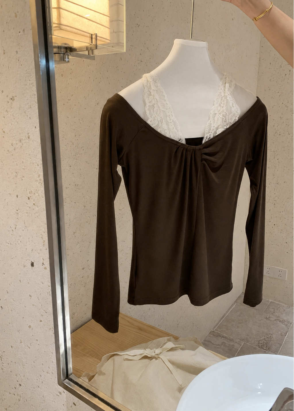【Pre-Order】Vivia Off-Shoulder Top - Brown